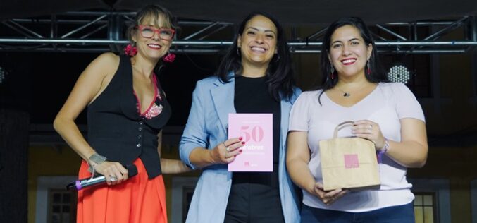 <strong>Avon dona diccionarios de educación financiera para mujeres, en distintos Municipios de Santiago</strong>
