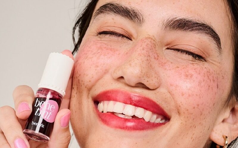 Benetint, el icónico tinte para labios y mejillas de Benefit que continúa en la cima