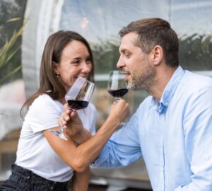 Pareja bebiendo vino