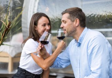 Pareja bebiendo vino